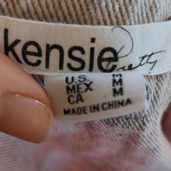 Linen Kensie Pretty sleeveless top with back zip. - Picture 3 of 4